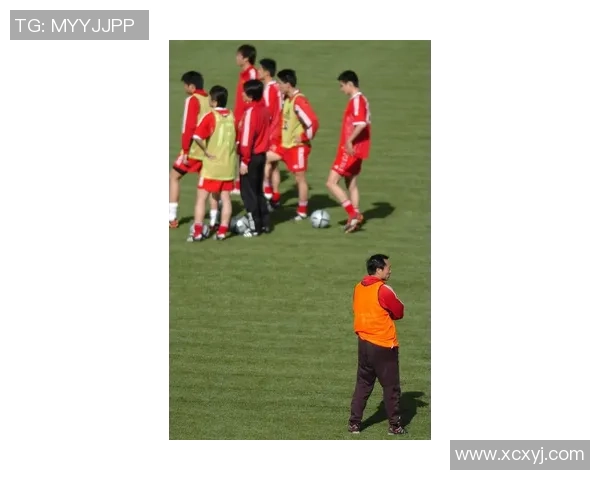 足球明星背影孤独无助的瞬间展现了辉煌背后的落寞与挣扎